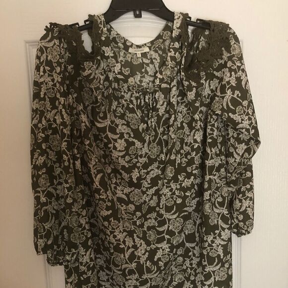 New Pleione off the shoulder top, XL - Picture 2 of 7